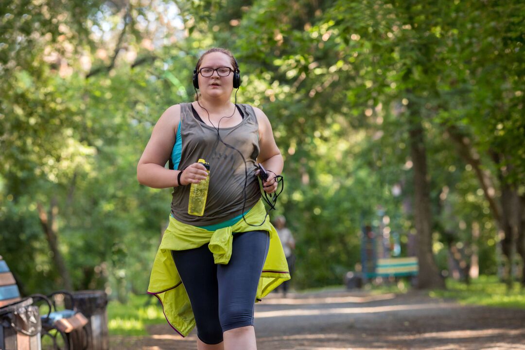 Übergewichtiges Mädchen begann zu joggen, um Gewicht zu verlieren