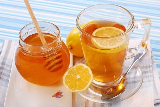 Wasser mit Honig - ein gesunder Snack bei einer Buchweizen-Honig-Diät