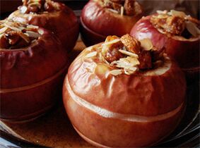 Mit Trockenfrüchten gebackene Äpfel sind ein Dessert auf dem Diätmenü nach der Entfernung der Gallenblase
