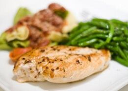 Gebackene Hähnchenbrust steht auf der Speisekarte für diejenigen, die ihren Cholesterinspiegel senken und Gewicht verlieren möchten