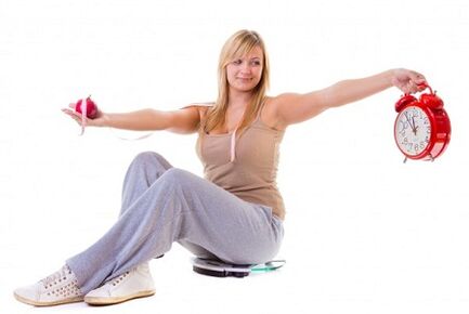 Ein Mädchen, das abnehmen möchte, ernährt sich gesund und nach einem Schema