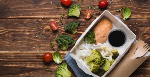 ernstes Essen zum Mittagessen mit der richtigen Ernährung