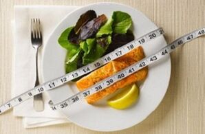 Fisch mit Salat zur Gewichtsreduktion bei einer Proteindiät