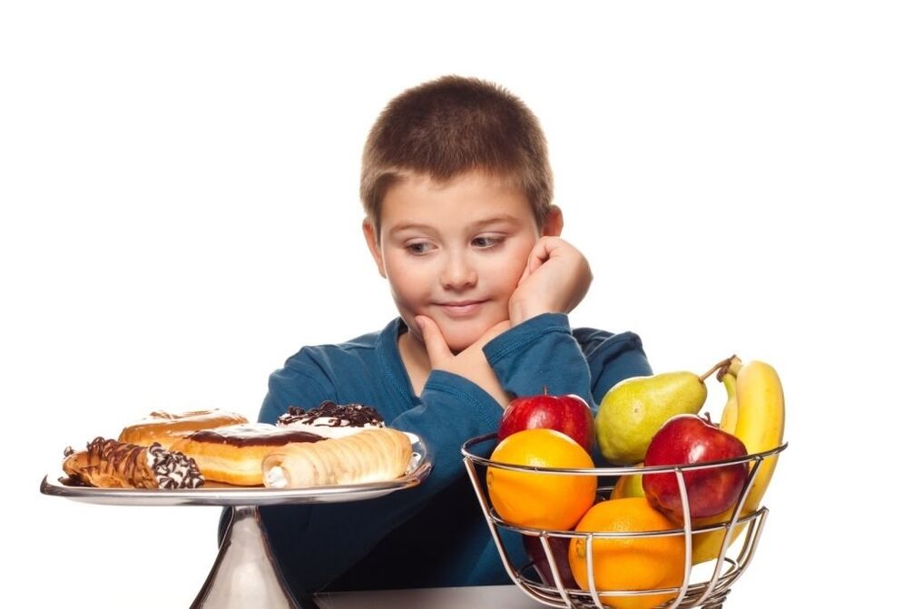 Beseitigung ungesunder zuckerhaltiger Lebensmittel aus der Ernährung eines Kindes zugunsten von Früchten