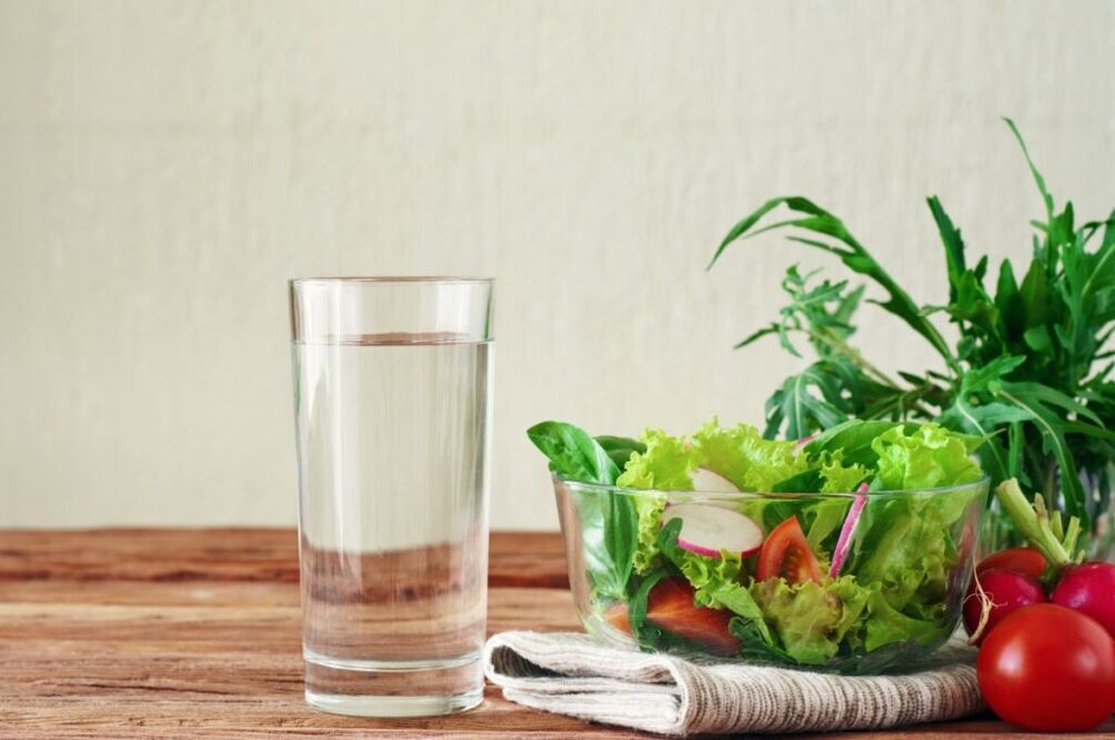 Wasser vor den Mahlzeiten ist die Essenz der faulen Diät