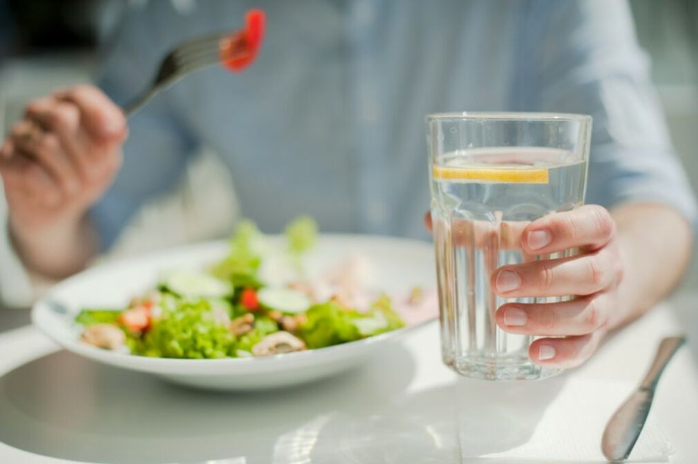 grüner Salat und Wasser in der Diät für die Faulen